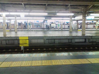 早朝の大阪駅